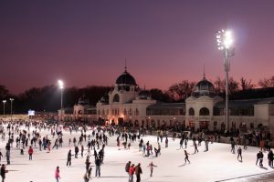 Pattinaggio sul ghiaccio all'aperto nel Parco Civico di Budapest